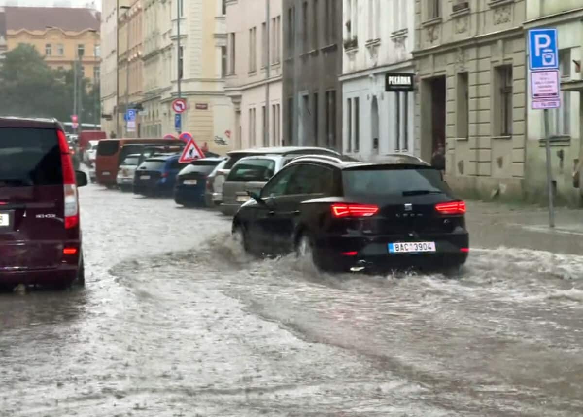 Na Praze 4 přívalový déšť zatopil ulice. Foto: HZS