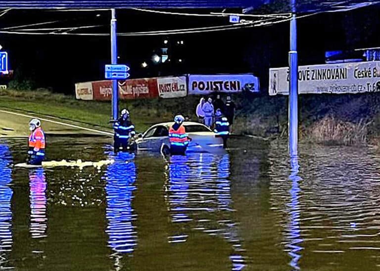 Jihočeští hasiči pomáhají vysvobodit zatopené auto. Foto: HZS