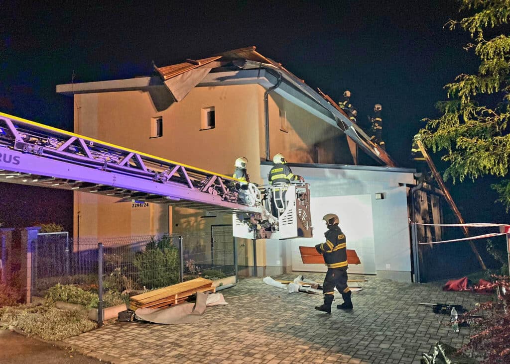 V Český Budějovicích ve Stradonické ulici vítr vzal část střechy. Foto. HZS