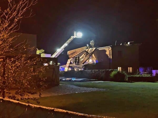 V Český Budějovicích ve Stradonické ulici vítr vzal část střechy. Foto. HZS