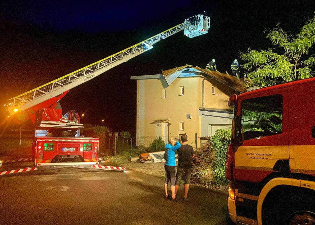 V Český Budějovicích ve Stradonické ulici vítr vzal část střechy. Foto. HZS