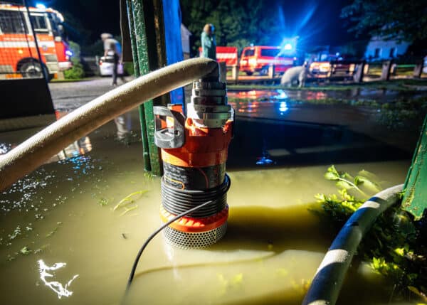 Náchodsko postihly v noci na pondělí přívalové deště. Foto: HZS KHK