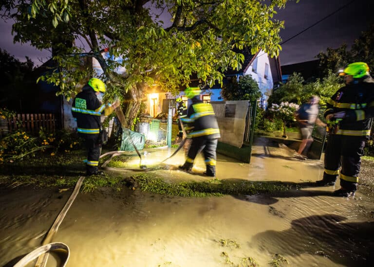 Náchodsko postihly v noci na pondělí přívalové deště. Foto: HZS KHK