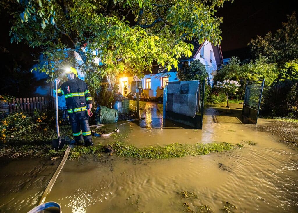 Náchodsko postihly v noci na pondělí přívalové deště. Foto: HZS KHK
