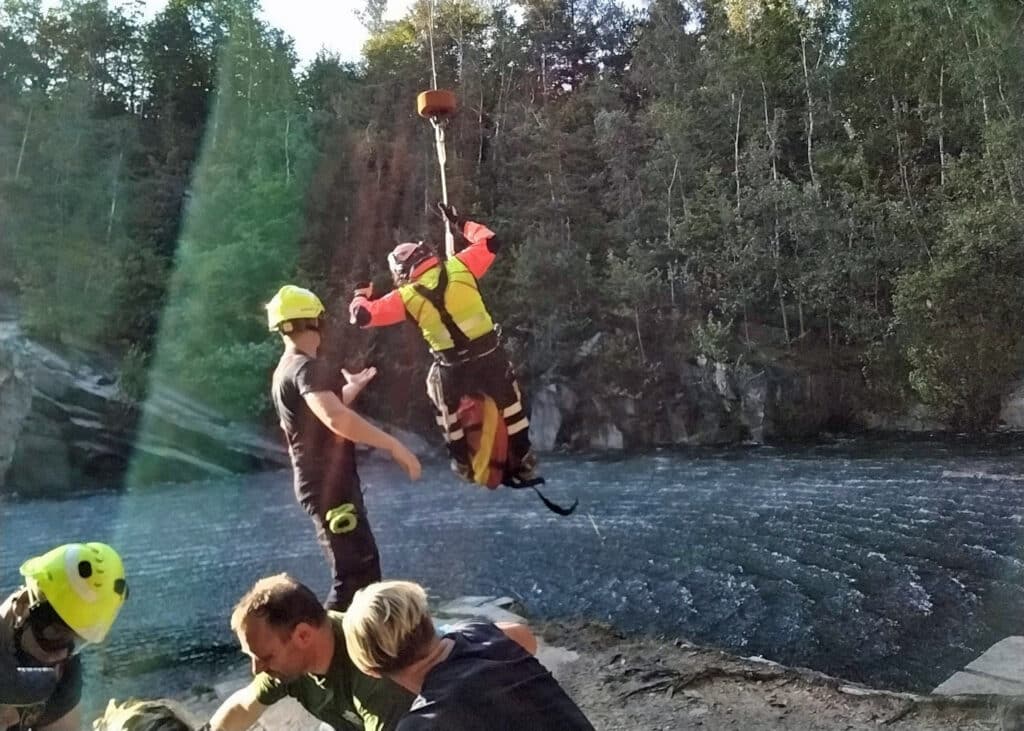 Dívka se zranila po skoku ze 16 metrů do vody v lomu Rampa u Černé Vody. Foto: HZS OLK