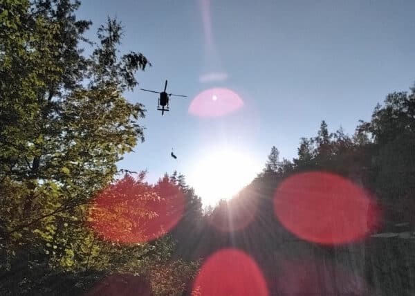 Dívka se zranila po skoku ze 16 metrů do vody v lomu Rampa u Černé Vody. Foto: HZS OLK