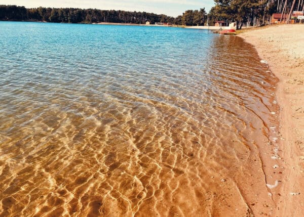 Jezero Lhota má díky ultrazvukové technologii průzračnou a čistou vodu. Foto: Jezero Lhota