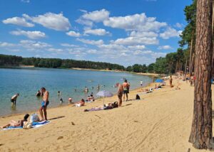 Krásná písčitá pláž a zároveň možnost stínu stromů. To je jezero Lhota. Foto: ČRzprávy.cz