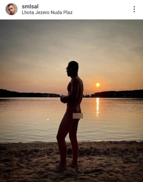 Redaktor Matěj Smlsal si oblíbil nuda pláž na jezeru Lhota. Foto: Instagram