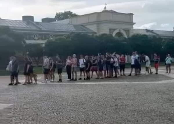 Lidé zkouší štěstí u Kazmova trezoru s miliony na pražském Výstavišti. Foto: Instagram