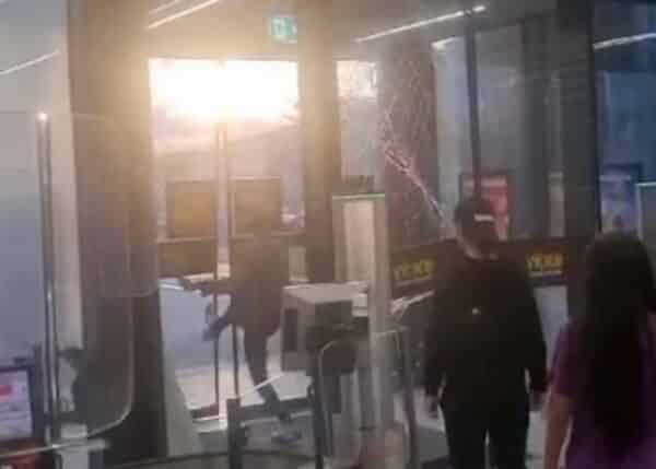 Skupina mladých lidí rozkopala vchod Penny Marketu v kolínském Zálabí. Zdroj: FB / Jan Hübschmann