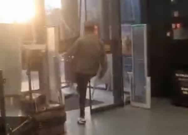 Skupina mladých lidí rozkopala vchod Penny Marketu v kolínském Zálabí. Zdroj: FB / Jan Hübschmann