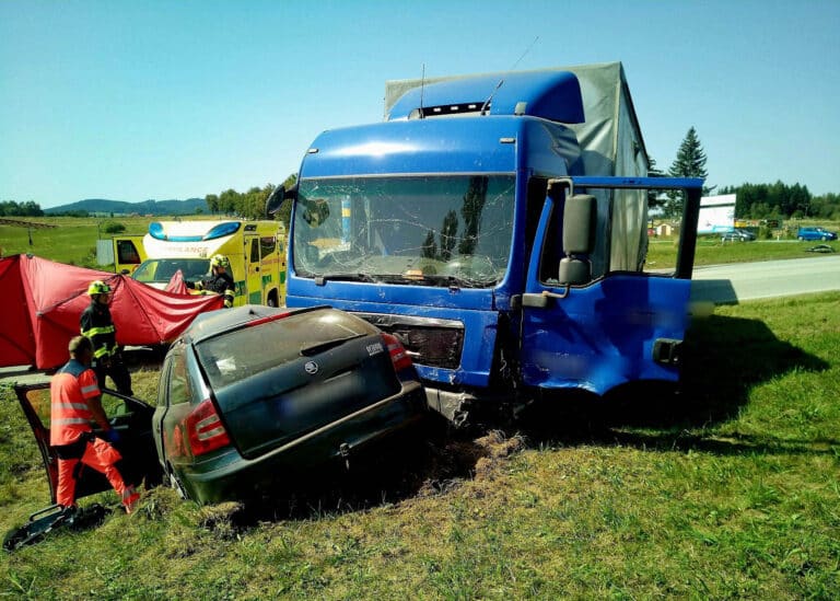 Tragická nehoda v Kaplici. Zemřeli tři lidé. Foto: HZS