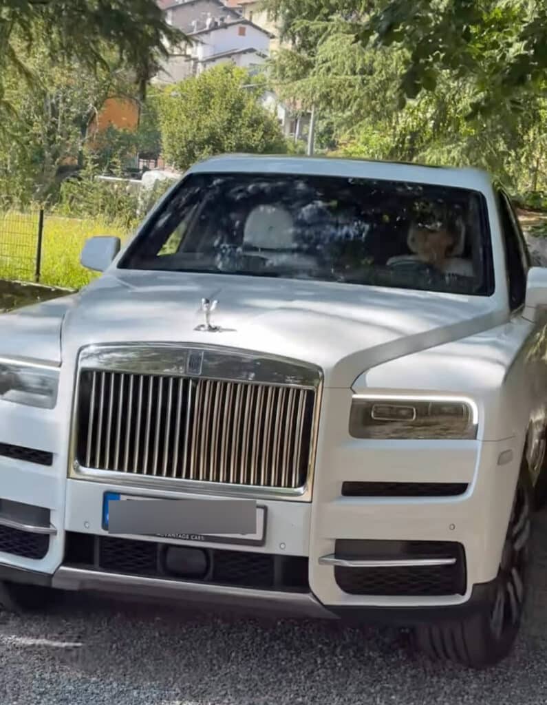 Leoš Mareš si až do Itálie nechal dovézt vlastní Rolls Royce. Foto: Instagram LM