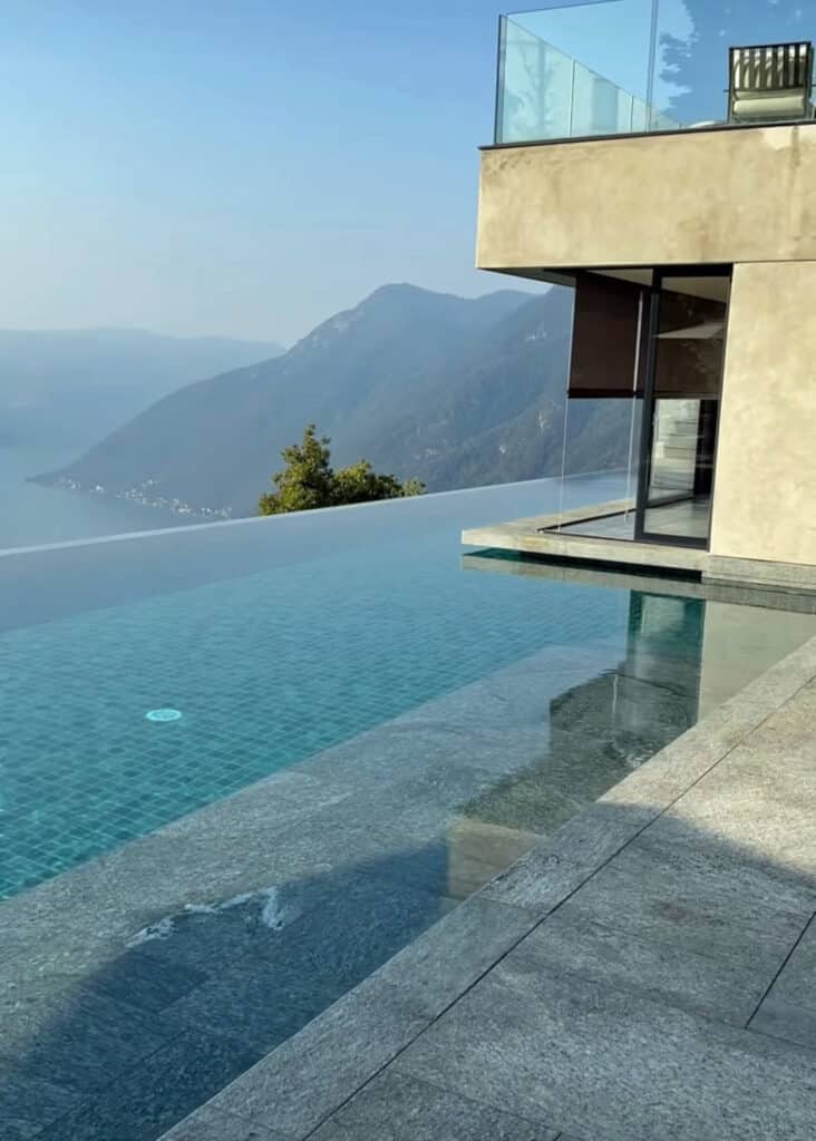 Nádherný nekonečný bazén a výhled na hory i moře z italské vily Peduzzi, kde tráví dovolenou Leoš Mareš s rodinou. Foto: Instagram LM