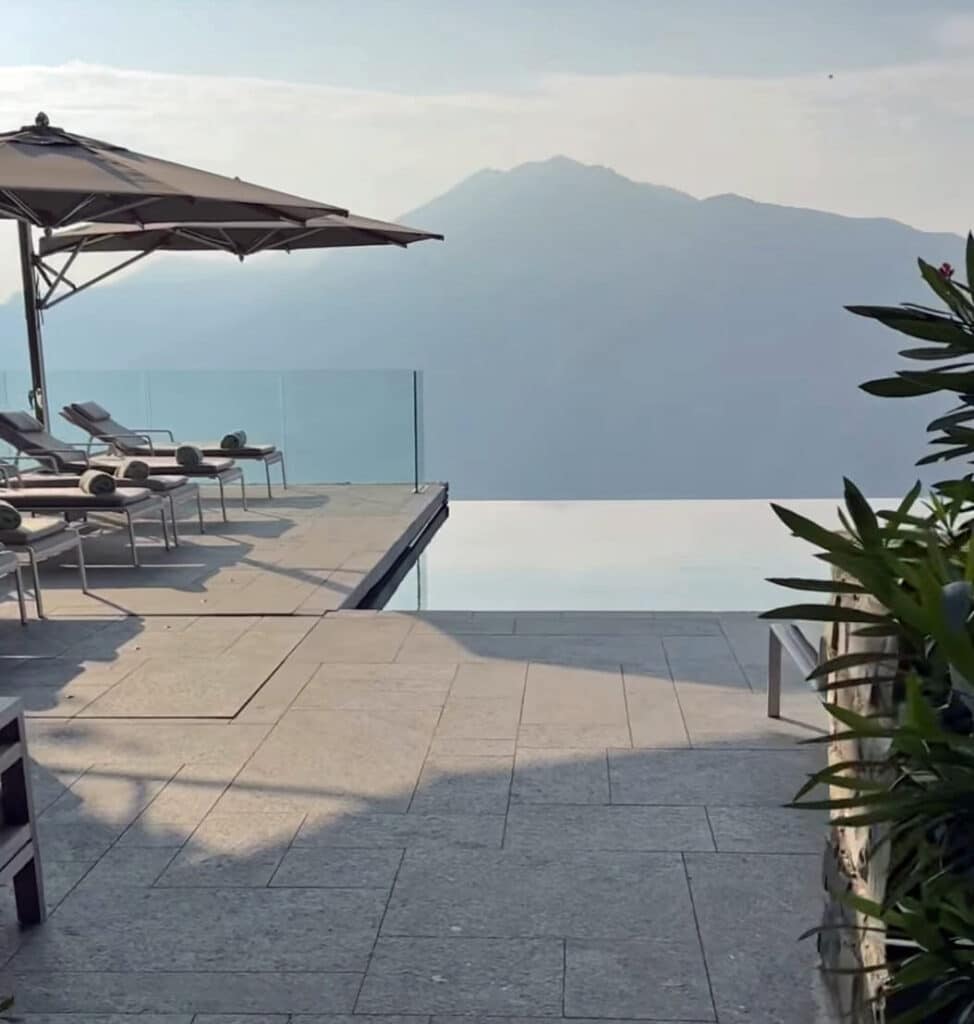 Nádherný nekonečný bazén a výhled na hory i moře z italské vily Peduzzi, kde tráví dovolenou Leoš Mareš s rodinou. Foto: Instagram LM
