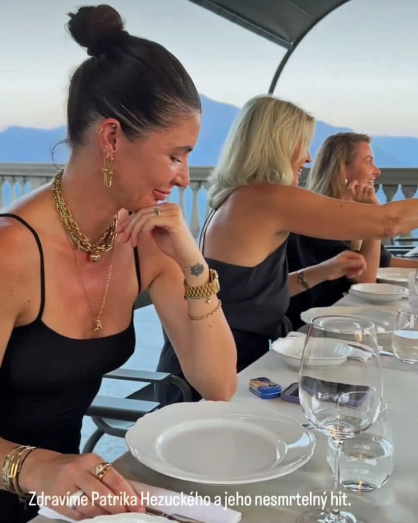 Krásná Leošova manželka Monika a zbytek rodiny na večeři na úžasné terase italské vily. Foto: Instagram LM