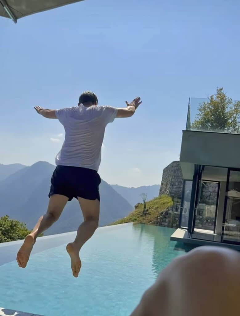 Leoš Mareš řádí u bazénu luxusní italské vily Peduzzi. Foto: Instagram LM