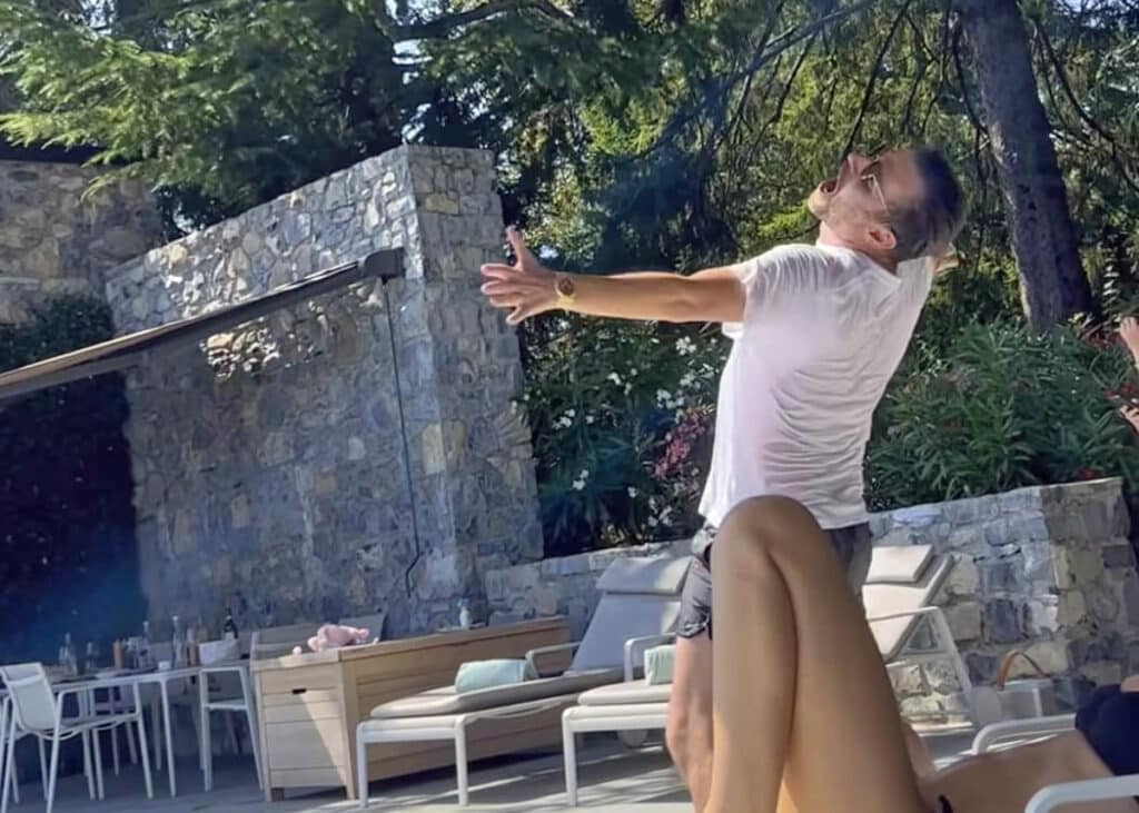 Leoš Mareš řádí u bazénu luxusní italské vily Peduzzi. Foto: Instagram LM
