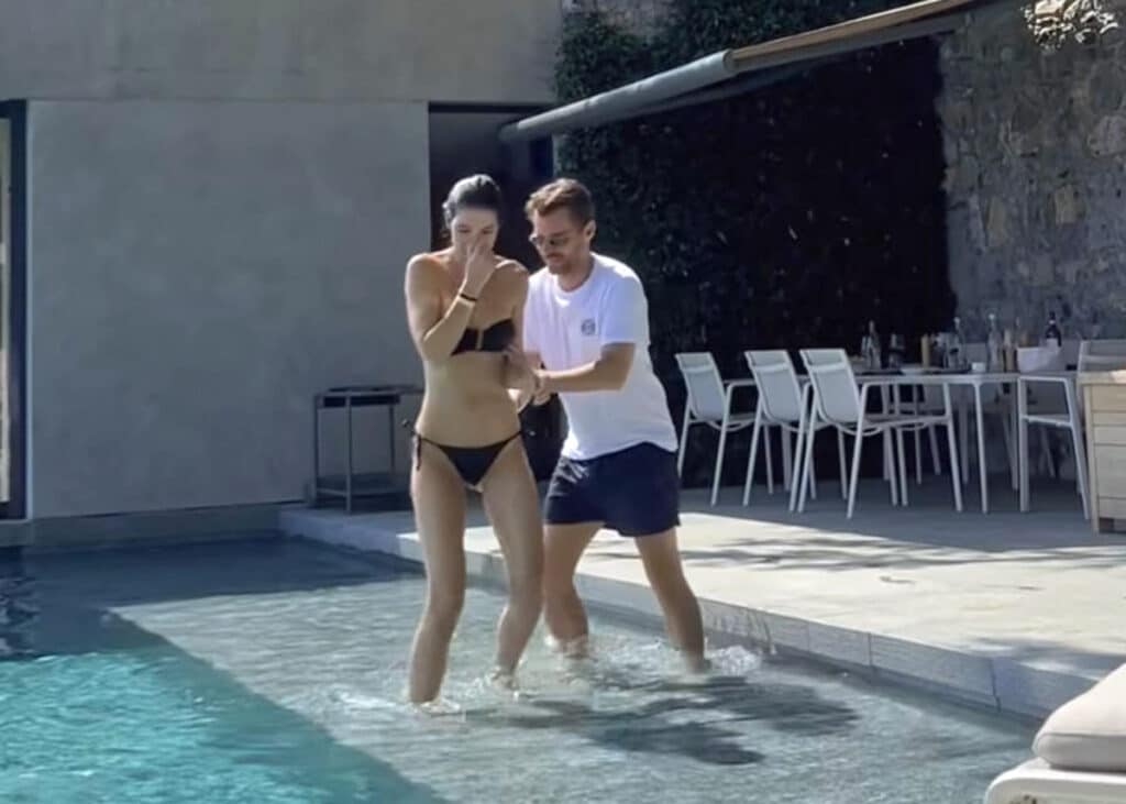 Leoš Mareš řádí s manželkou Monikou u bazénu luxusní italské vily Peduzzi. Foto: Instagram LM