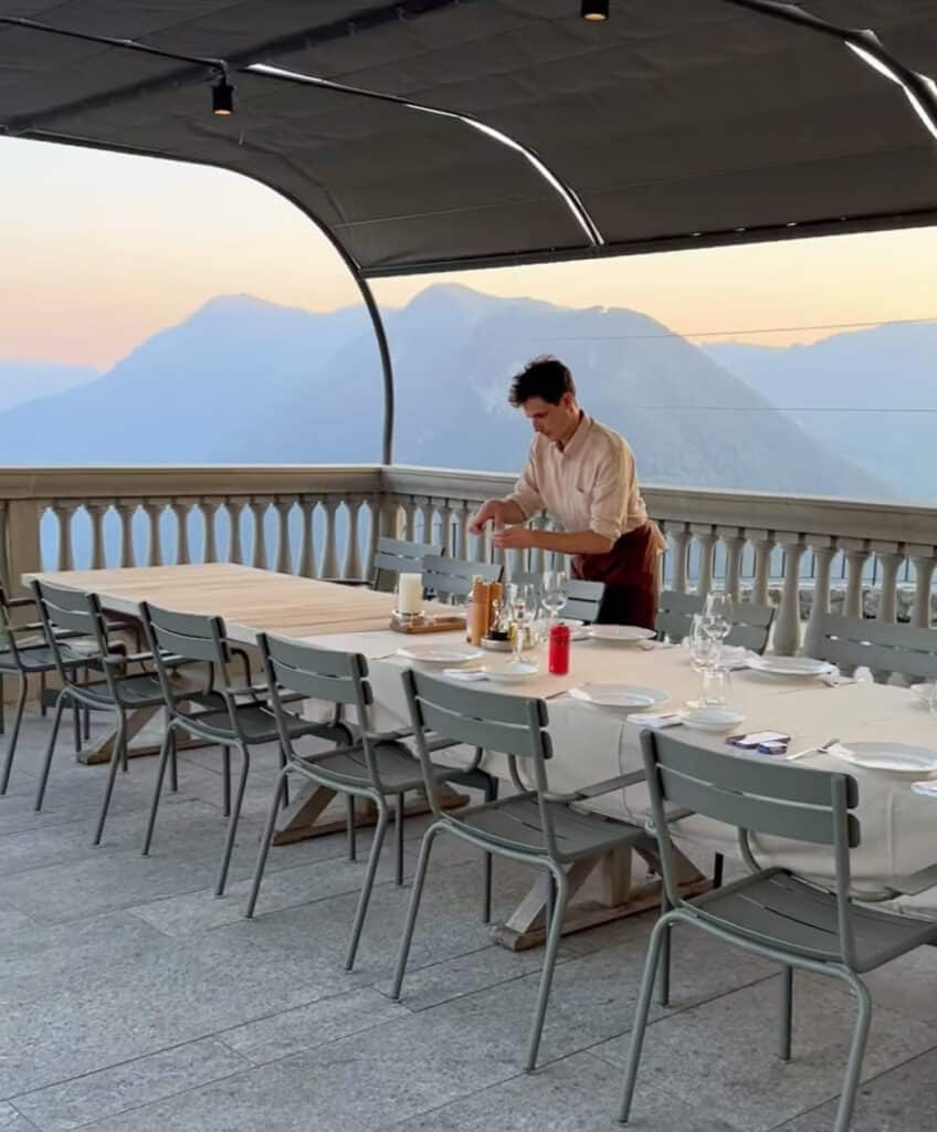 Večeře připravuje osobní personál na úžasné terase italské vily. Foto: Instagram LM