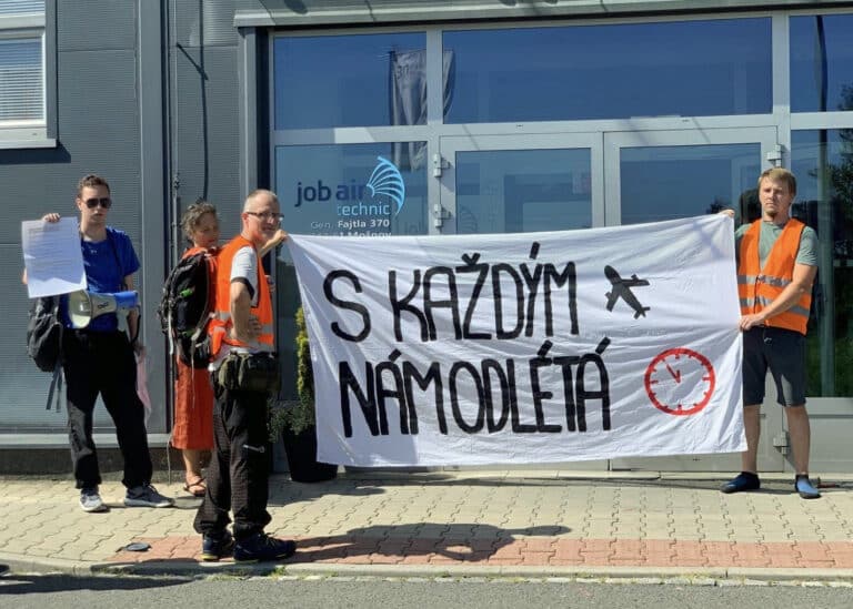 Aktivisté Extinction Rebellion blokovali letiště Ostrava v Mošnově. Foto: FB