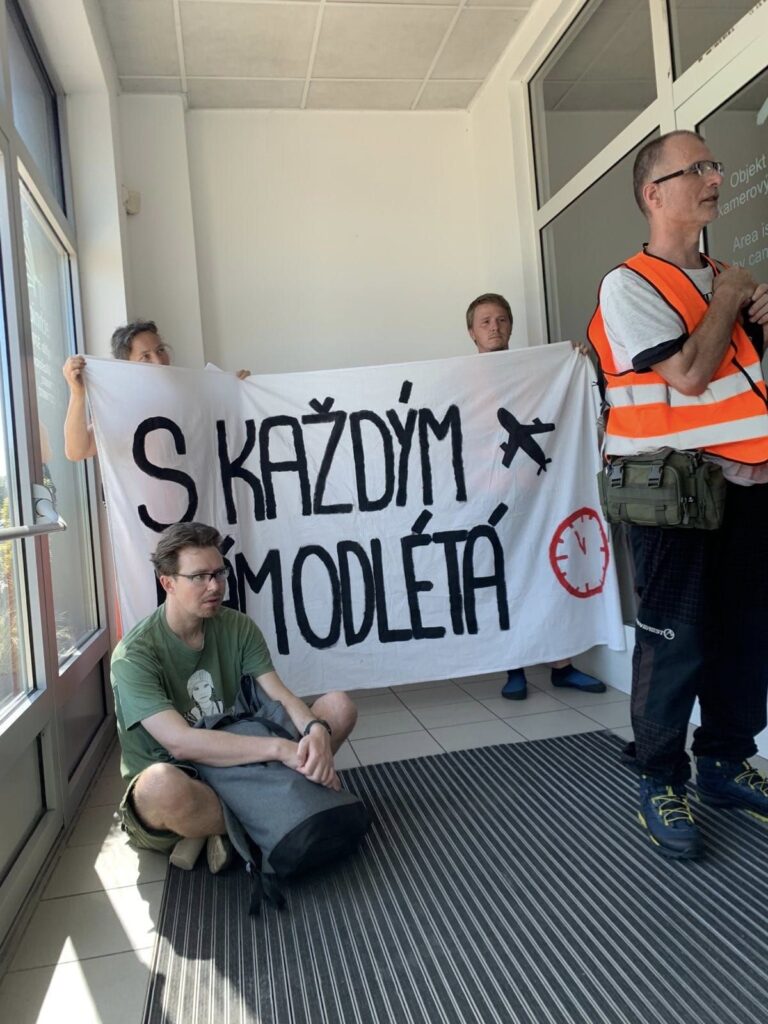 Aktivisté Extinction Rebellion blokovali letiště Ostrava v Mošnově. Foto: FB