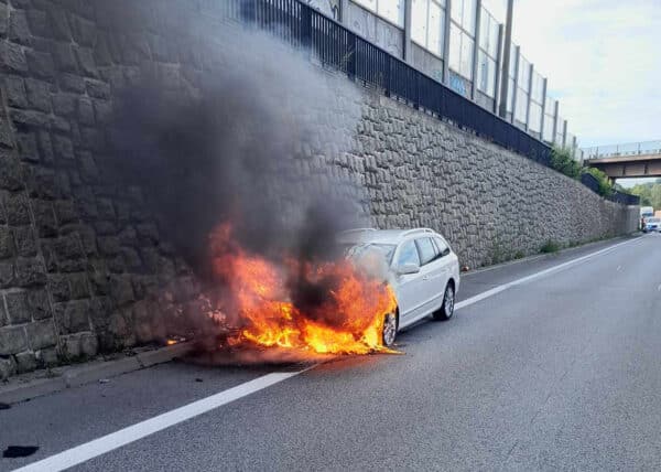 Požár auta na silnici I/35 u Jeřmanic na Liberecku. Foto: HZS LBC
