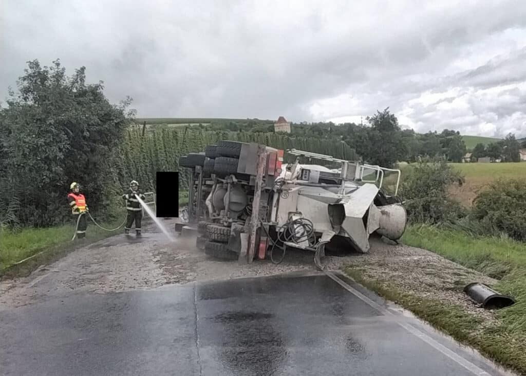 Nehoda míchačky na beton komplikuje dopravu na silnici 22940 mezi obcemi Vinařice a Divice na Lounsku. Foto: HZS