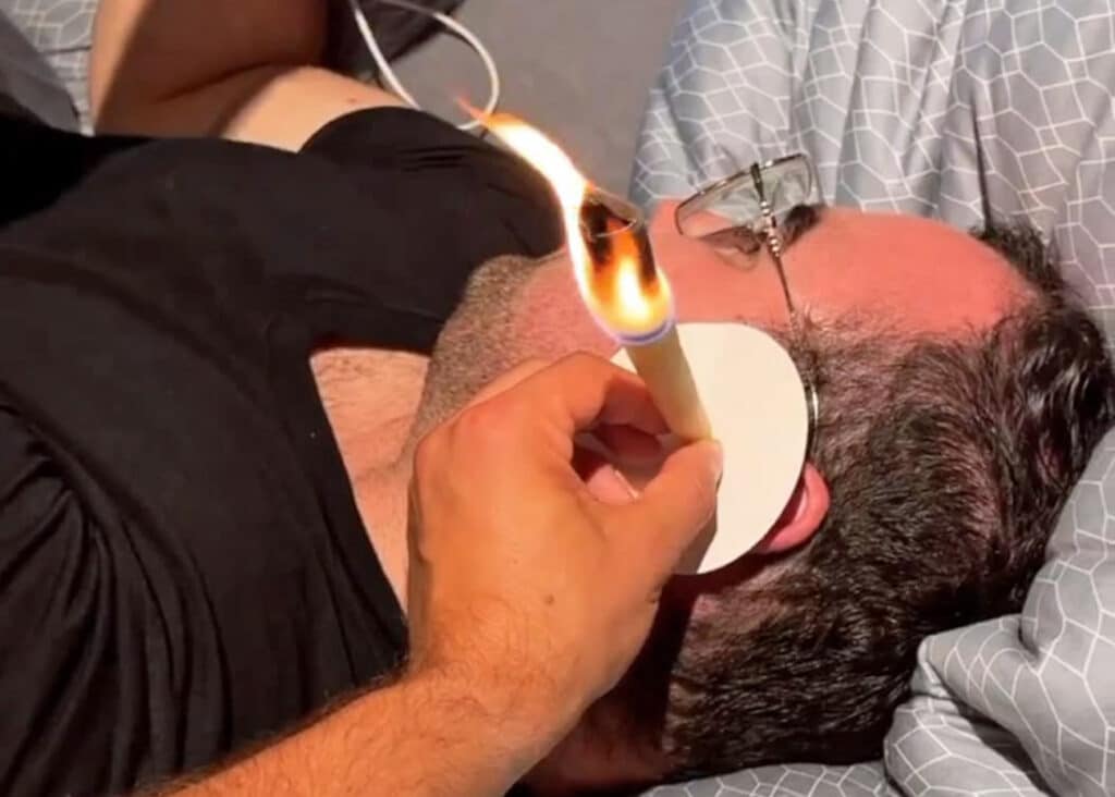 Takzvané ušní svíčky nedávno zkoušel na svém manželovi Dominiku Roubínkovi. Foto: Instagram
