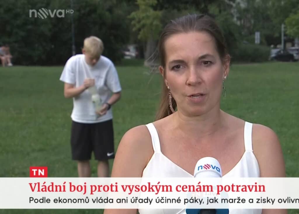 Mladík kouřil bond v přímém přenosu Televizních novin na Nově. Repro: TV Nova