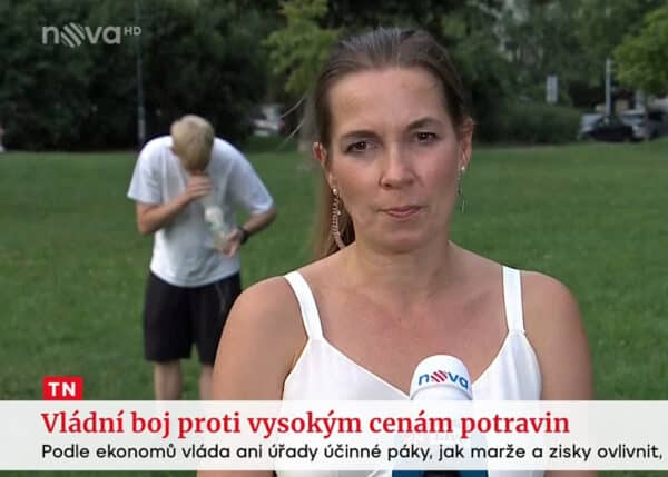 Mladík kouřil bond v přímém přenosu Televizních novin na Nově. Repro: TV Nova