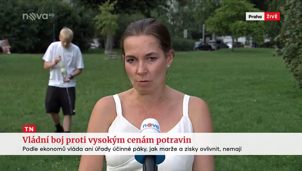 Mladík kouřil bond v přímém přenosu Televizních novin na Nově. Repro: TV Nova
