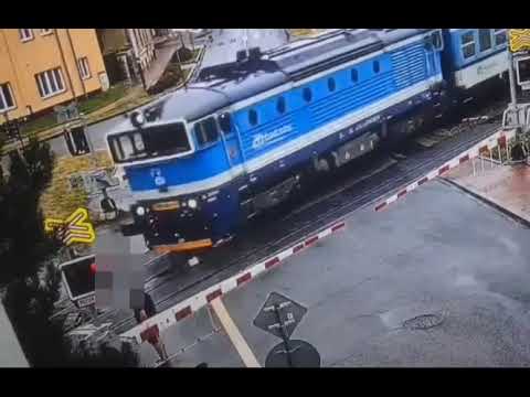 Video Thumbnail: Na červenou i přes závory přechází lidi přejezd v Řeporyjích