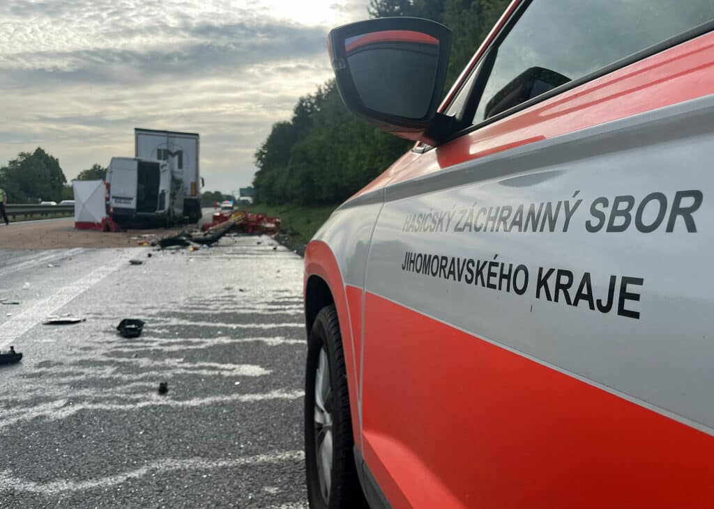 Tragická nehoda na D1 u Brna. Dodávka narazila do kamionu. Foto: HZS