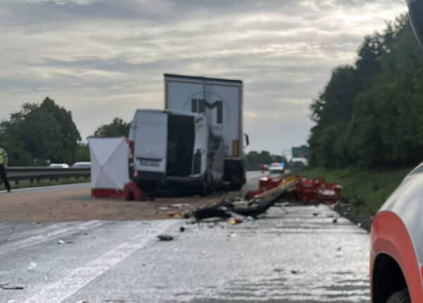 Tragická nehoda na D1 u Brna. Dodávka narazila do kamionu. Foto: HZS