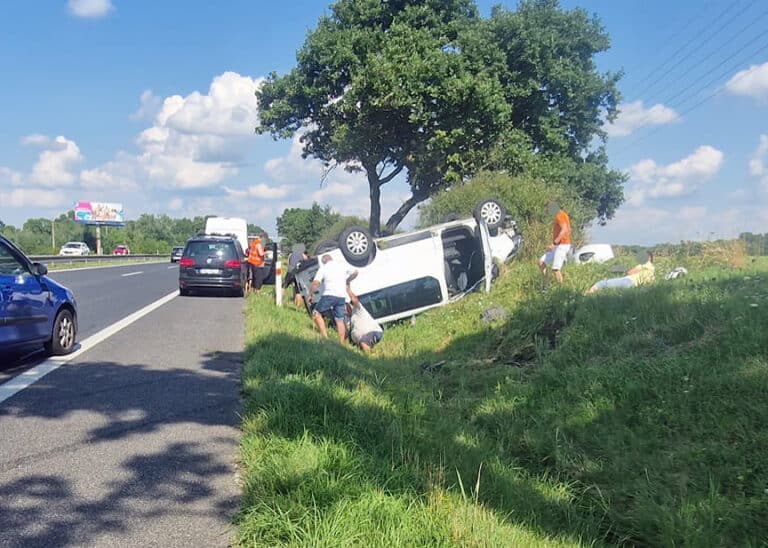 Na D10 se převrátila po nehodě dodávka na střechu. Foto: FB/Jarouš Tygr