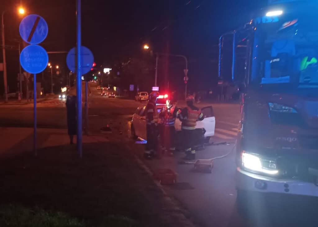 Ve centru Zlína se v noci srazilo auto s traktorem. Foto: ZZS ZLK