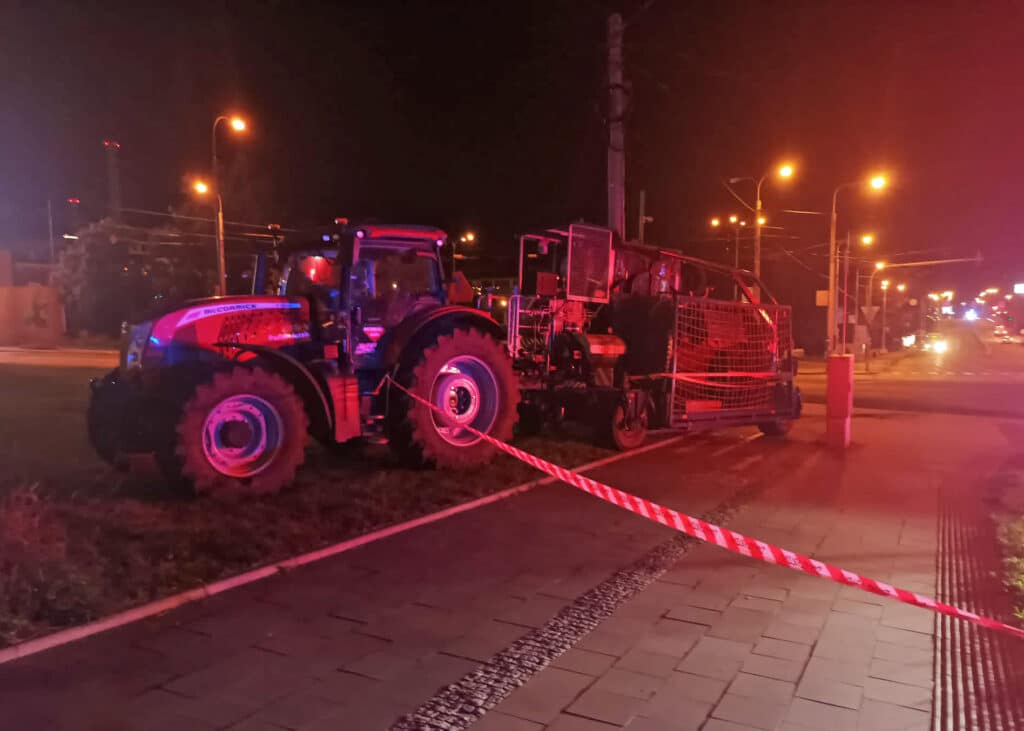 Ve centru Zlína se v noci srazilo auto s traktorem. Foto: ZZS ZLK