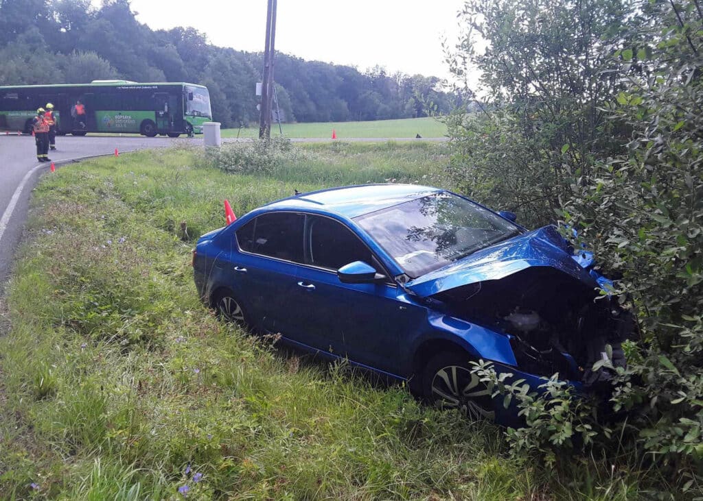 Nehoda autobusu a auta u Vlakeřic na Děčínsku. Foto: HZS
