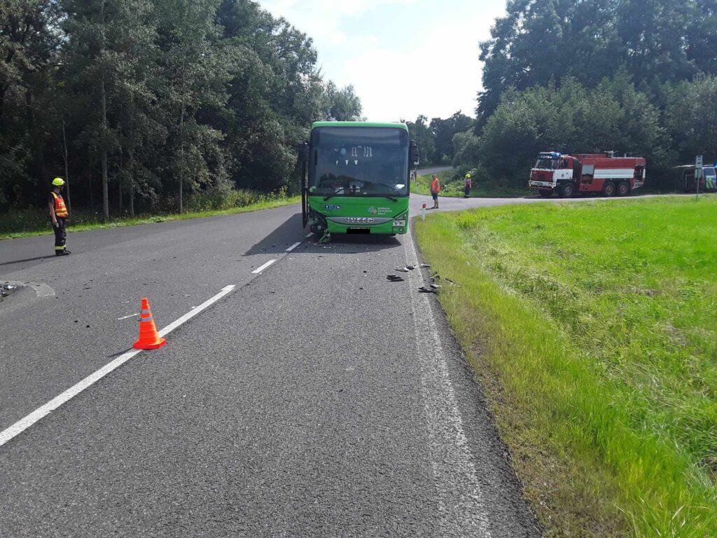 Nehoda autobusu a auta u Vlakeřic na Děčínsku. Foto: HZS