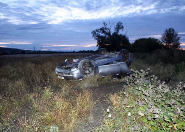 Řidič při policejní honičce převrátil BMW na střechu. Foto. PČR