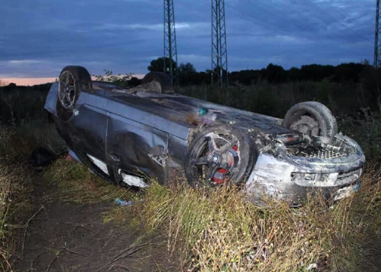 Řidič při policejní honičce převrátil BMW na střechu. Foto. PČR