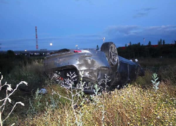 Řidič při policejní honičce převrátil BMW na střechu. Foto. PČR