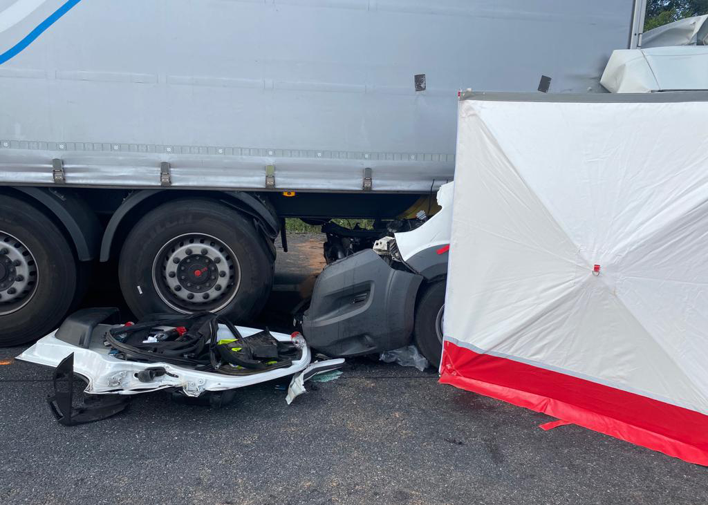 Tragická nehoda na D1 u Brna. Dodávka narazila do kamionu. Foto: Policie ČR