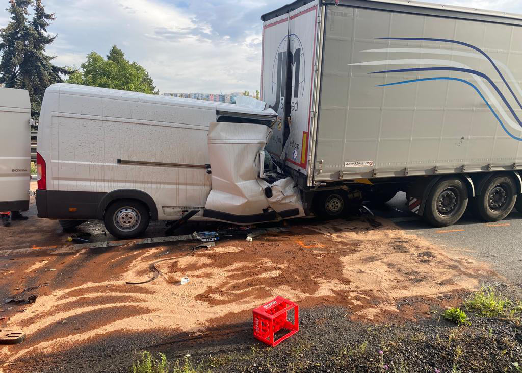 Tragická nehoda na D1 u Brna. Dodávka narazila do kamionu. Foto: Policie ČR
