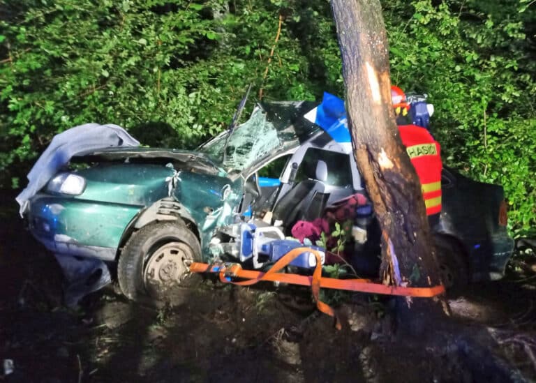 Auto do stromu narazilo v noci také na Zlínsku. Foto: HZS Zlín