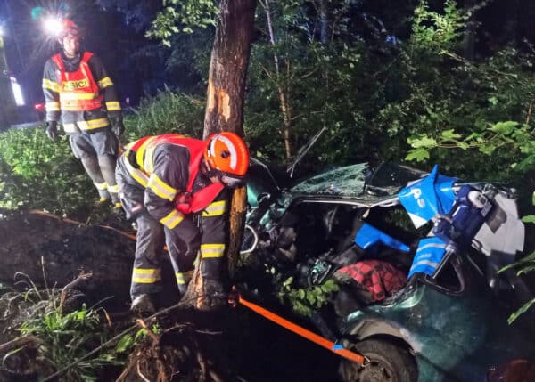 Auto do stromu narazilo v noci také na Zlínsku. Foto: HZS Zlín