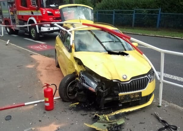 V Patočkově ulici v Praze auto vjelo do zábradlí, Foto: HZS