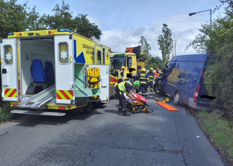 Dodávka a kamion se srazili v Malešické ulici v Praze. Foto: HZS